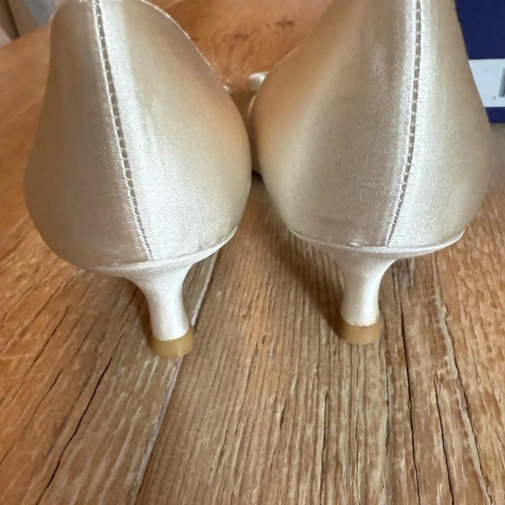 Stuart Weitzman Carnegie Champagne Satin Pointed-Toe Kitten Heels with Bow 6.5